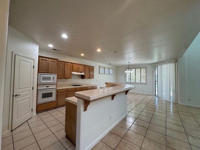 Building Photo - 5781 E Kaviland Ave