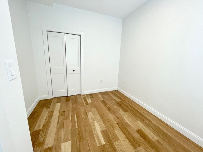 Building Photo - 309 Chelsea St