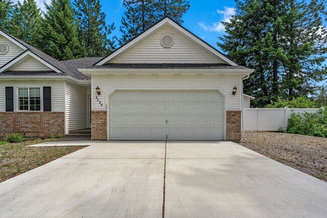 Building Photo - 8290 N Uplands Dr