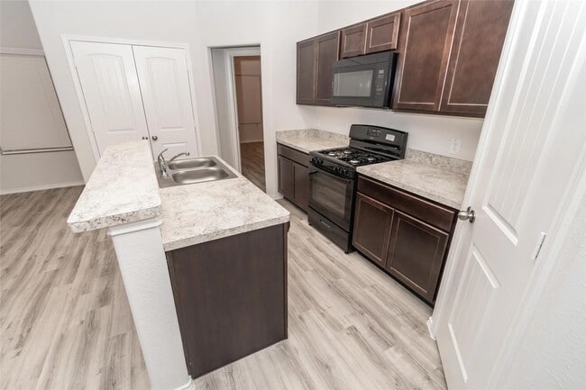 Building Photo - 8722 Lar Ree Oaks Cir