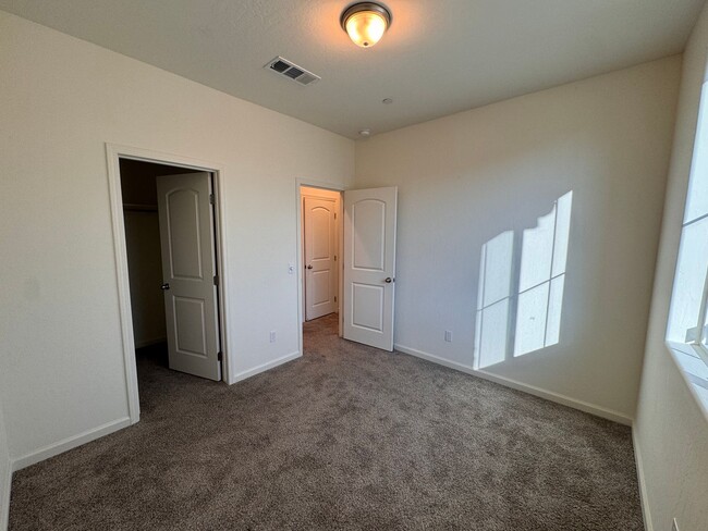 Building Photo - Newer home for rent in Visalia