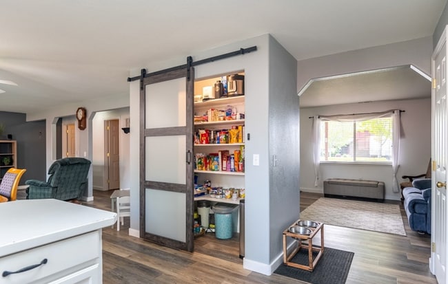 Building Photo - Large 4 Bedroom 2.5 Bathroom Pet Friendly ...