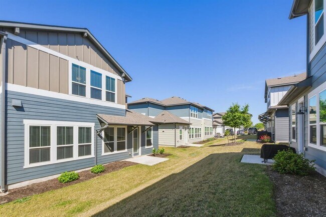 Building Photo - 1015 Vista View Dr