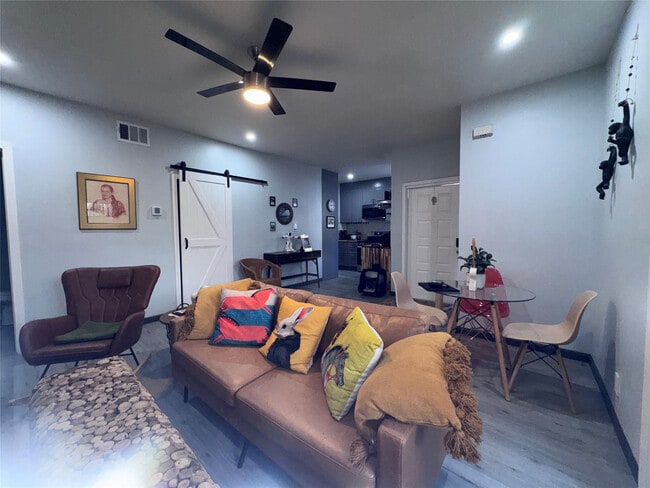 Building Photo - 1417 Avon Ln