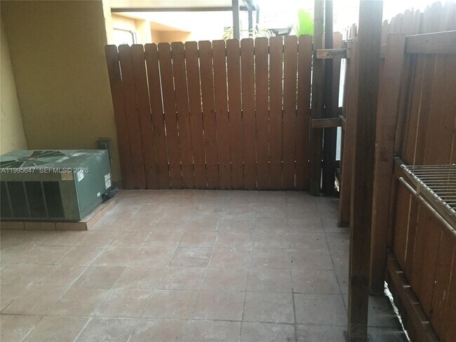 Building Photo - 550 SW 115th Ave