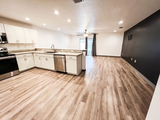 Building Photo - Modern 3-Bedroom Townhome for Rent in St. ...