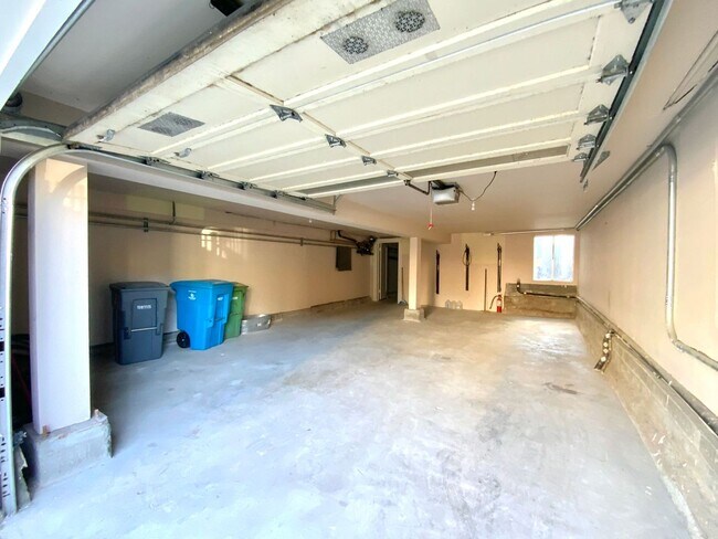 Building Photo - RENOVATED 2BD/1.5BA. Dishwasher! LAUNDRY I...