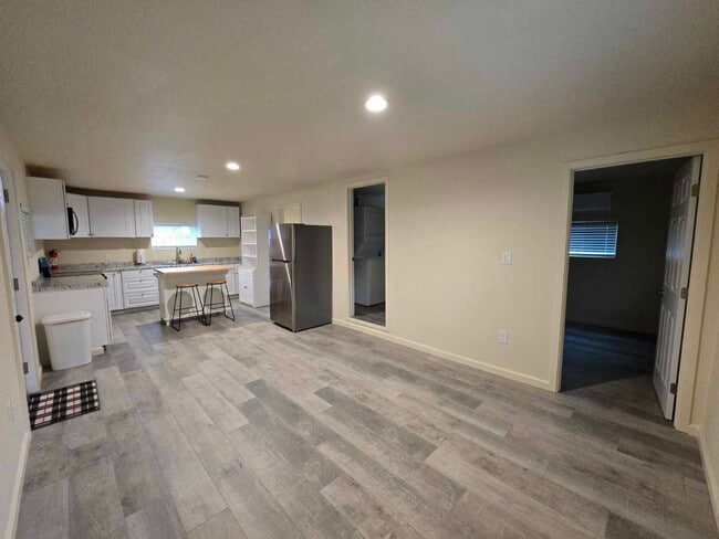 Building Photo - 398schindlerstreet.is4lease.com