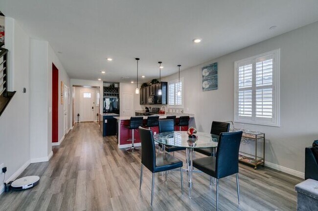 Building Photo - Furnished 5-Bedroom Home with Two Primary Suites