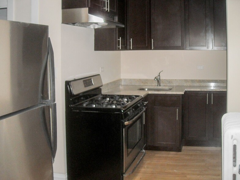 Building Photo - 538 W Cornelia Ave