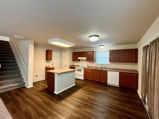 Building Photo - Large 3/2.5 ~ Conveniently located to JBSA Lackland and JBSA Kelly Field Annex ~ Move in Ready!