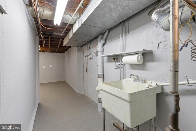 Building Photo - 271 W Wyncliffe Ave