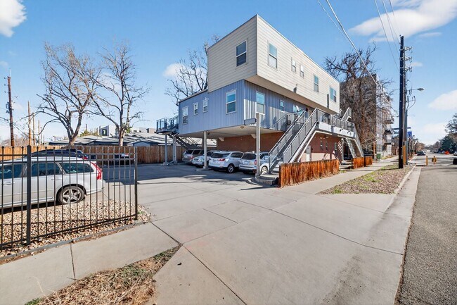 Building Photo - 2389 S High St