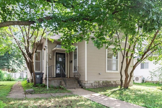 Building Photo - Spacious Updated Cottage