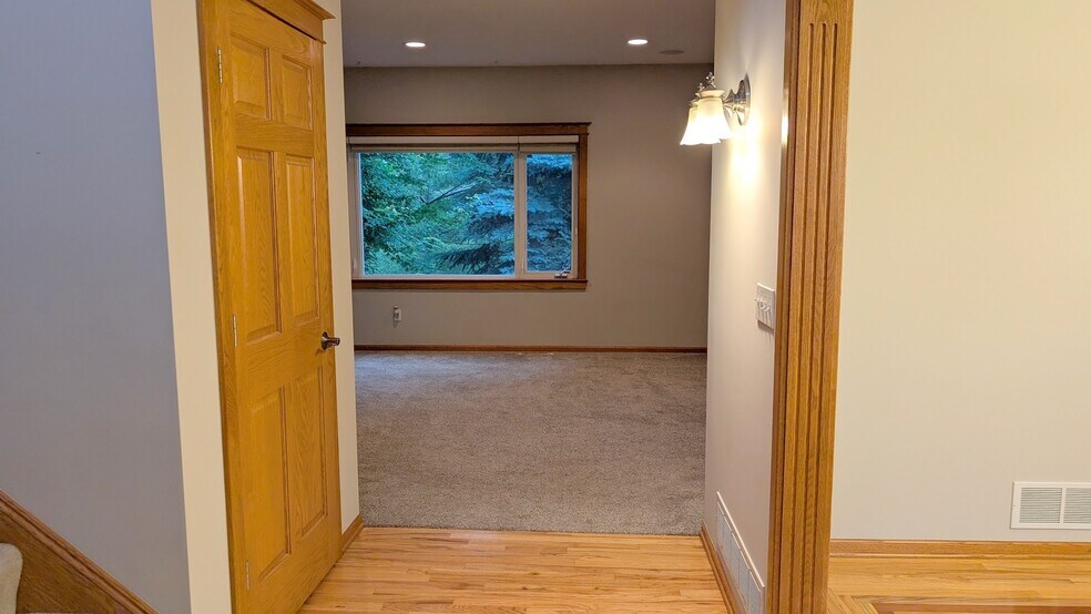 Foyer (looking towards living room) - 2669 Kathleen Ln NE