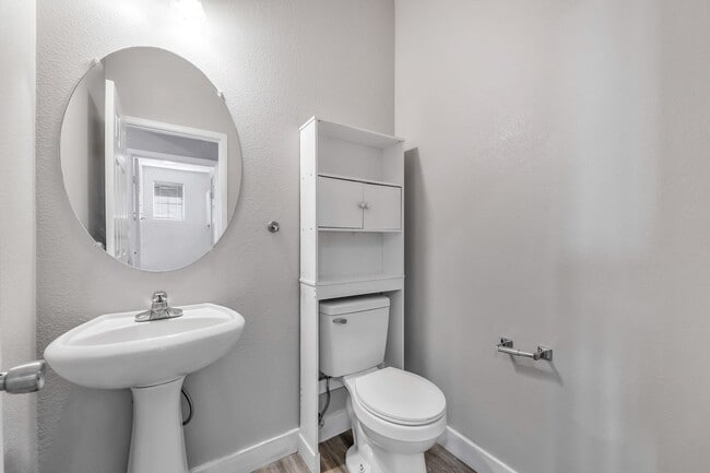 Building Photo - Stylish Hillside Townhome with Scenic Views in Gated Henderson Community!