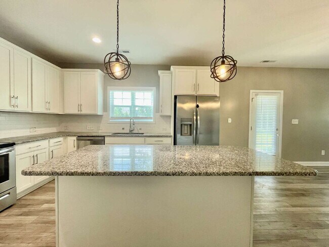 Building Photo - Spacious 4 Bedroom, 2 And A Half Bath Nest...