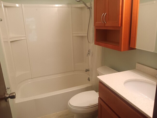 Building Photo - 2 Bedroom 1.5 bathroom condo