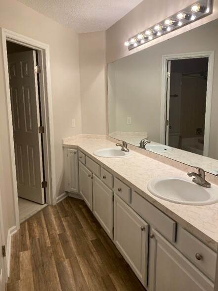 Building Photo - 9215 Ravenwing Dr