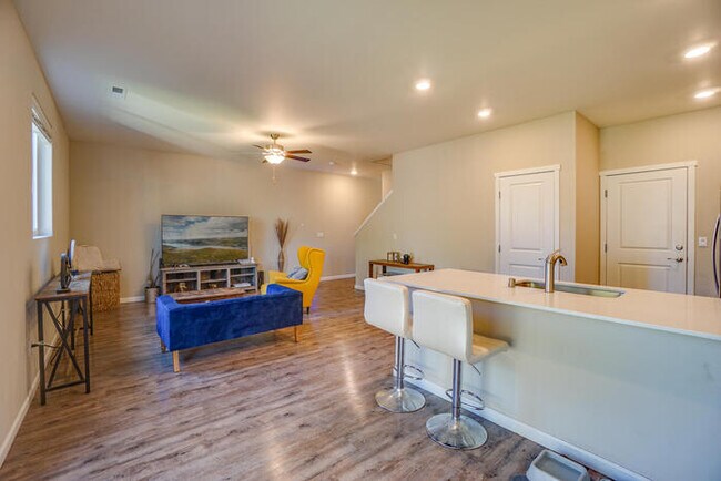 Building Photo - NEWER THREE BEDROOM IN ORCHARDS