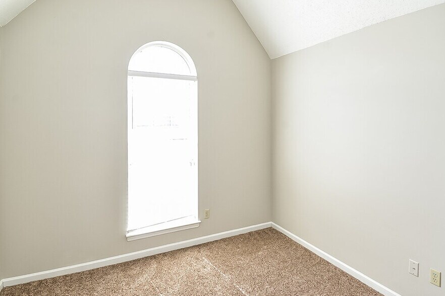 Building Photo - 4102 Ravenwood Dr N