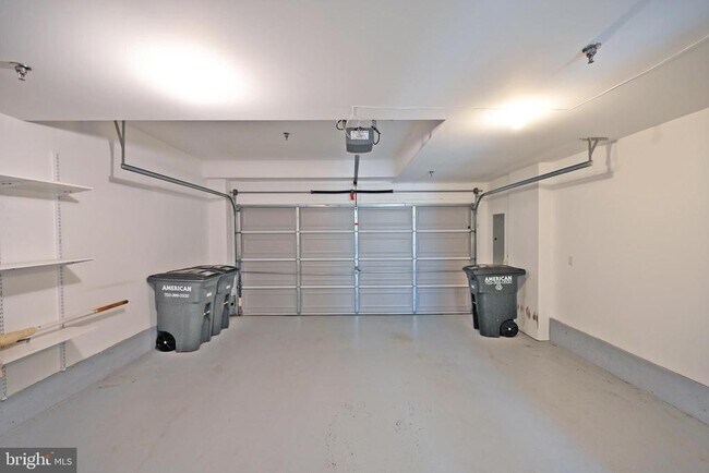 Building Photo - 8337 Looking Glass Way