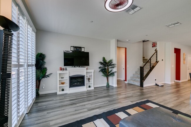 Building Photo - Furnished 5-Bedroom Home with Two Primary Suites