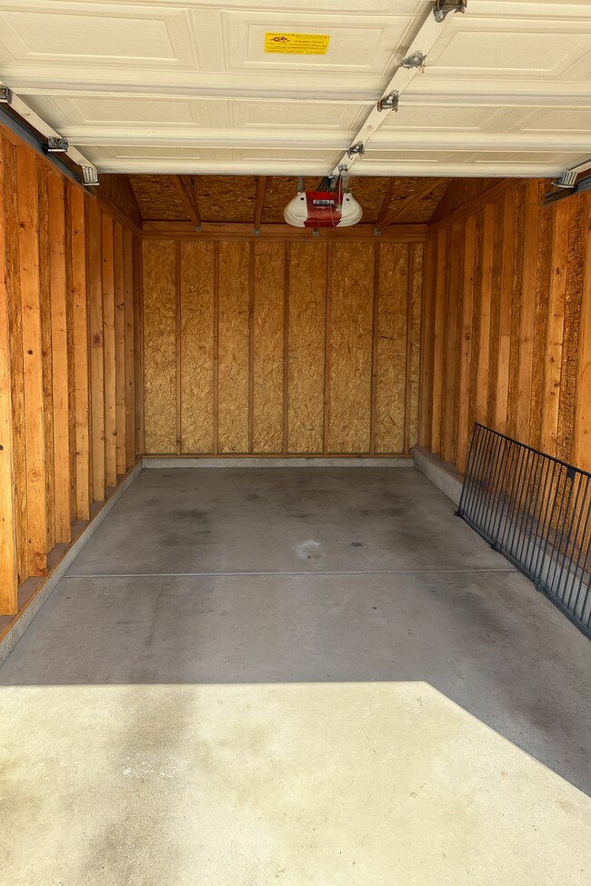 Building Photo - Murray Condo