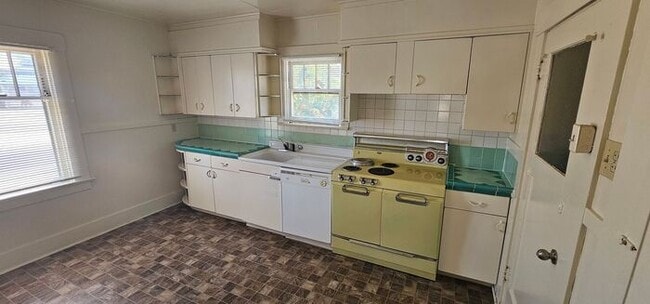 Building Photo - 2 bed 1 bath 1 car garage home cottage in ...