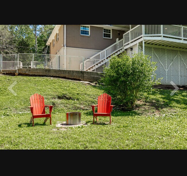 Building Photo - 907 N Graycroft Ave