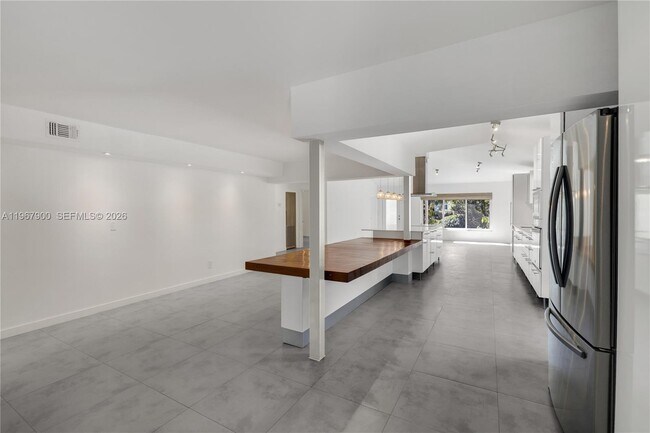 Building Photo - 801 NE 118th St