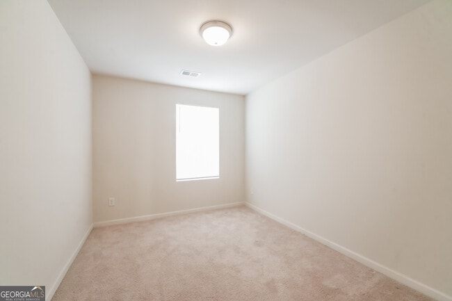 Building Photo - 304 Reedell Way