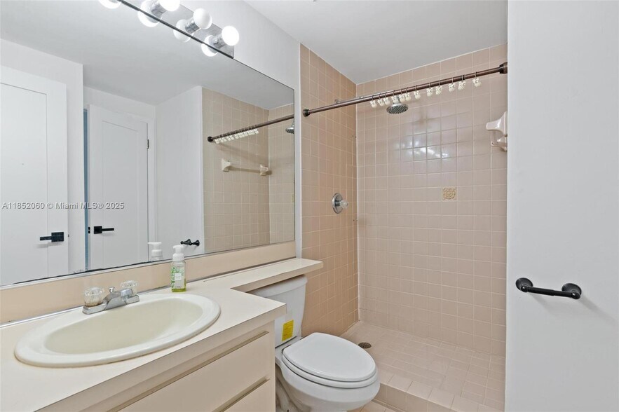 Building Photo - 2558 Trapp Ave
