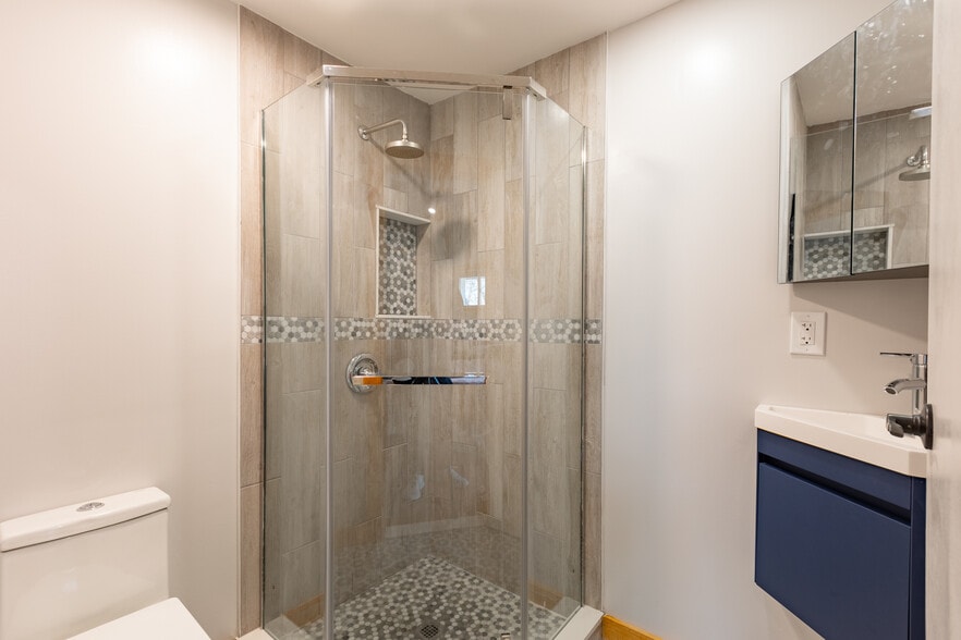 Master bedroom bathroom - 91 S Penataquit Ave