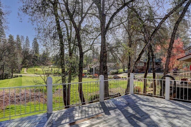 Building Photo - Beautiful 3 bedroom, 3 bath home in Lake W...