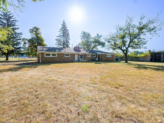 Building Photo - Freshly Updated 3-Bedroom Home in Farmington Hills!