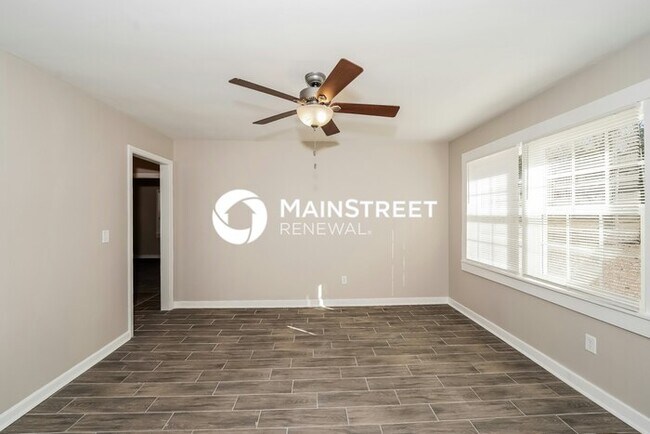 Building Photo - 3 Bedroom Pet-Friendly Home in Center Poin...