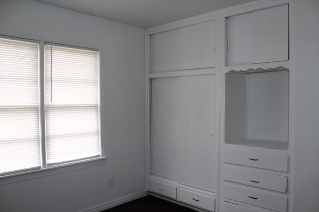 Building Photo - 3-4 Bedrooms!