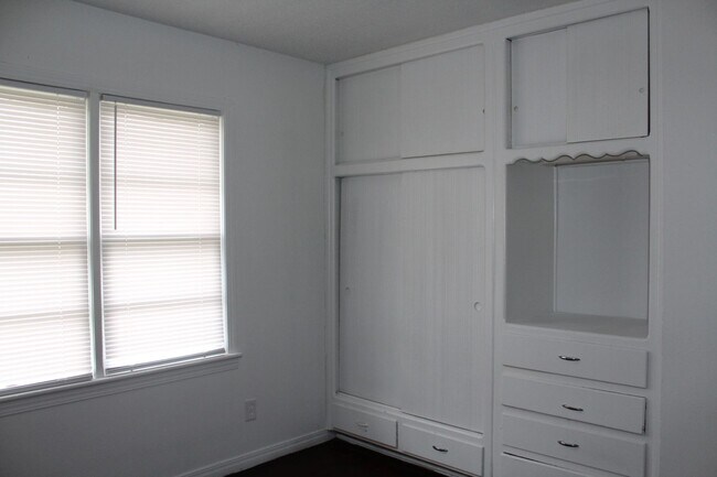 Building Photo - 3800 Woodside Dr