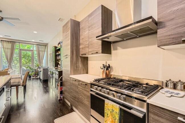 Building Photo - Beautiful 3 bedroom 3 Bathroom home