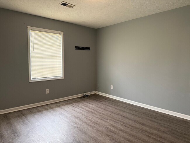 Building Photo - 1309 Glenn Cir