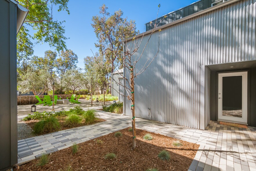 Building Photo - 23501 Ave La Caza