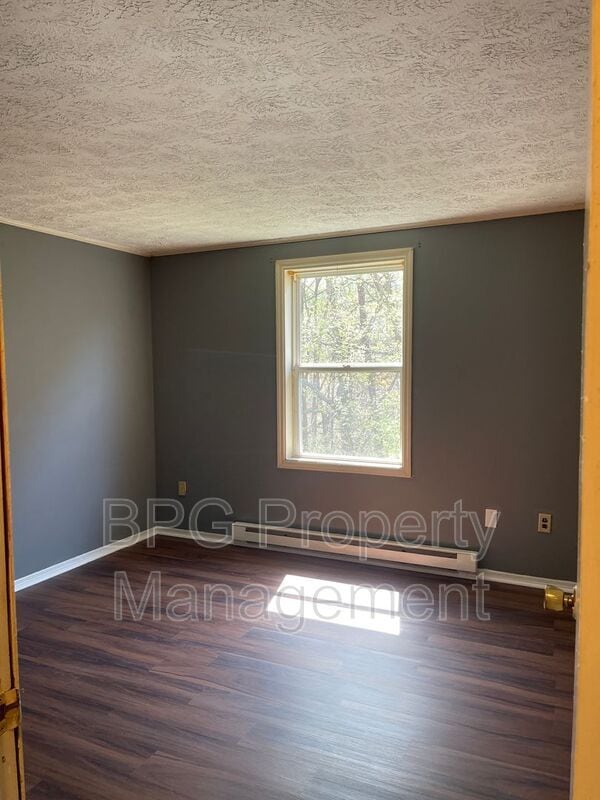 Building Photo - 123 Circle Dr