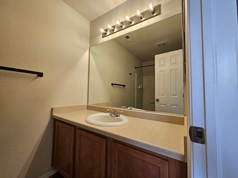 Building Photo - 7243 Country Side Grv