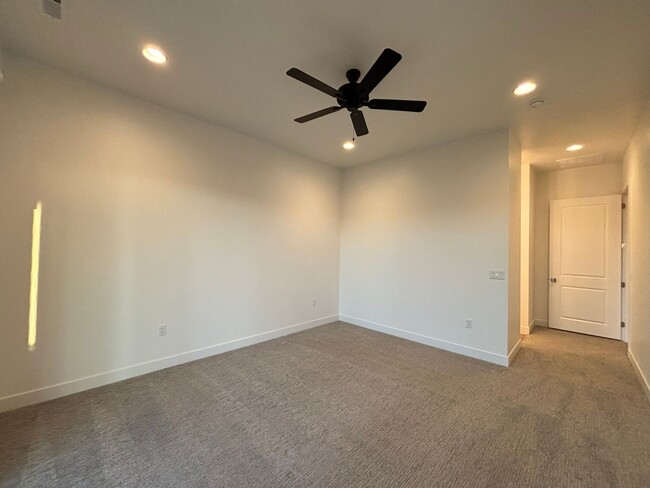 Building Photo - SPACIOUS PATIO HOME FOR RENT!