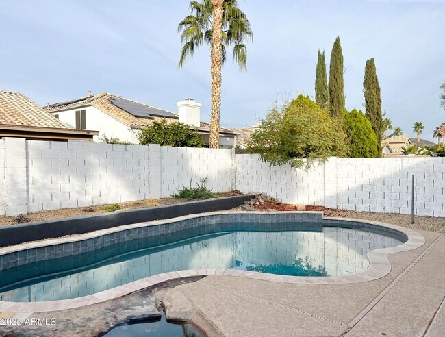 Building Photo - 6926 W Via Del Sol Dr