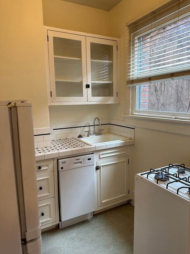 Building Photo - City of Portland Condo Studio, Great Location!