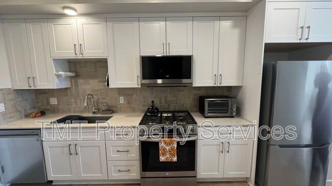 Building Photo - 2475 Victoria Ave