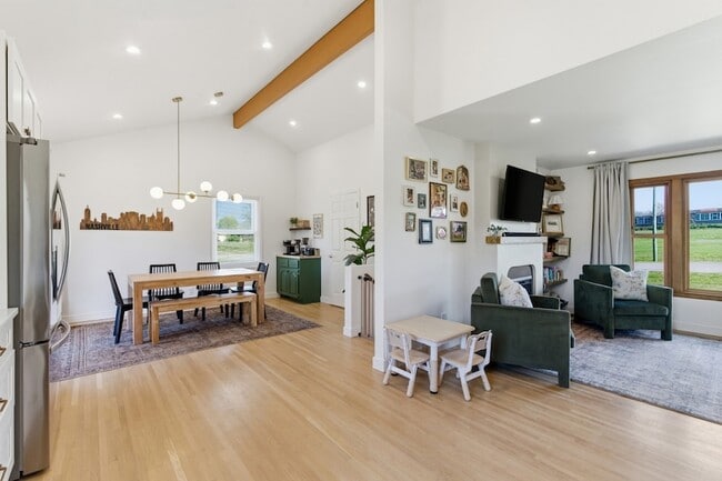 Building Photo - 2820 Donna Hill Dr