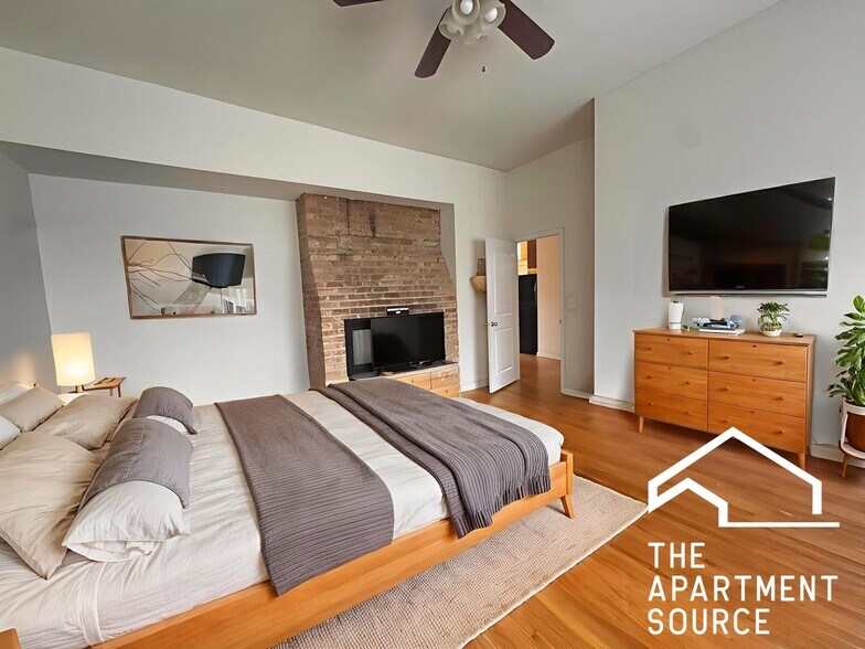 Building Photo - 907 W Belmont Ave